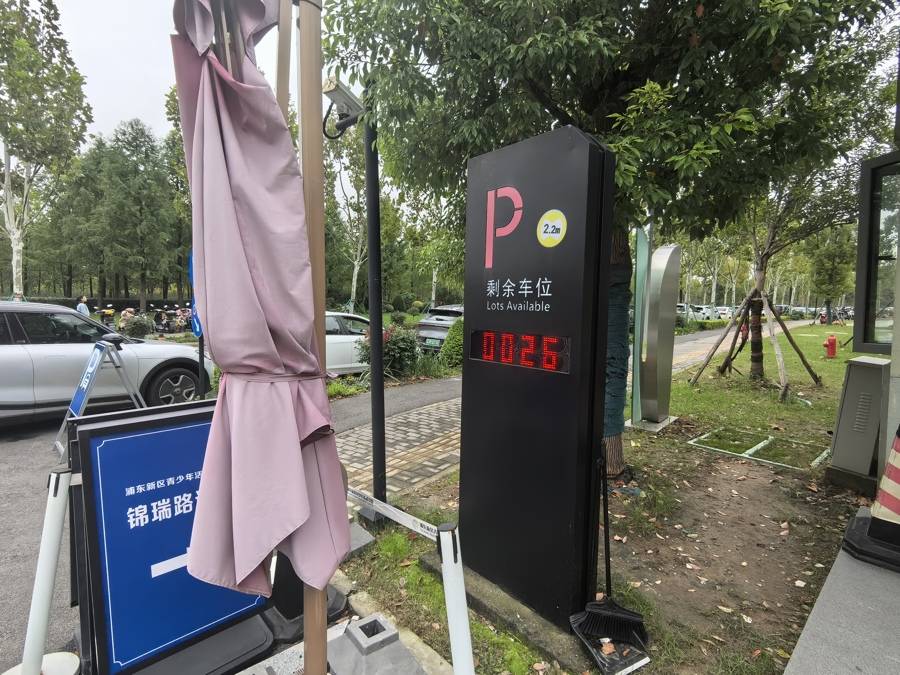 車庫寧可空著也不給停？300多輛車被硬擠到馬路上！浦東這些場館怎么了？