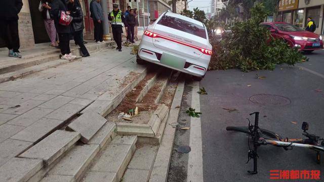 后座孩子喊爸爸，司機(jī)回頭瞬間撞樹撞人