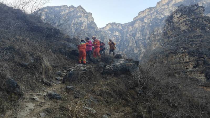 河北保定游客到北京房山登山游玩意外受傷 消防人員全力營(yíng)救