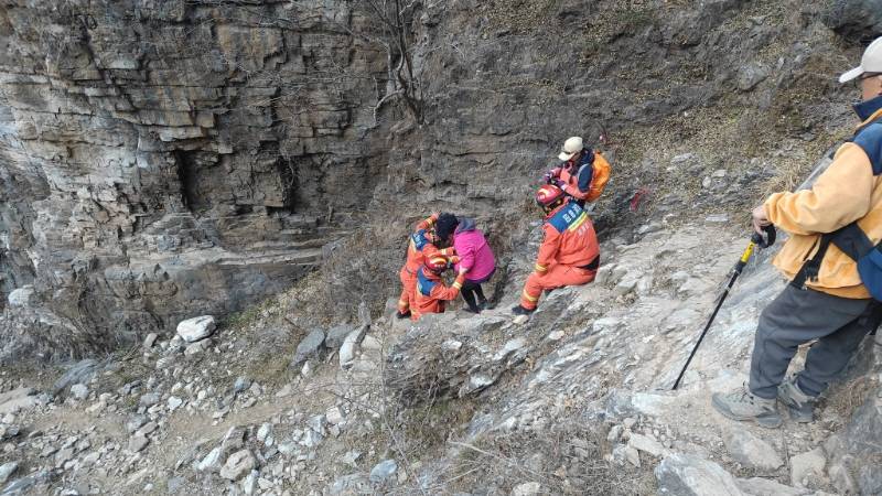 河北保定游客到北京房山登山游玩意外受傷 消防人員全力營(yíng)救