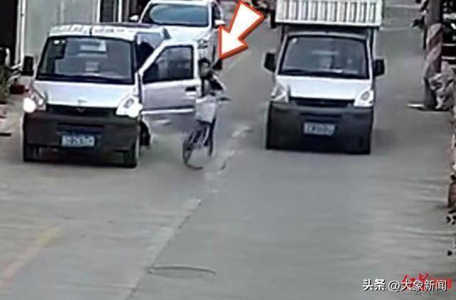 男孩騎單車遭遇“開門殺”，摔倒后又被小貨車碾壓 廣東汕頭有關(guān)部門：及時送醫(yī)，無生命危險