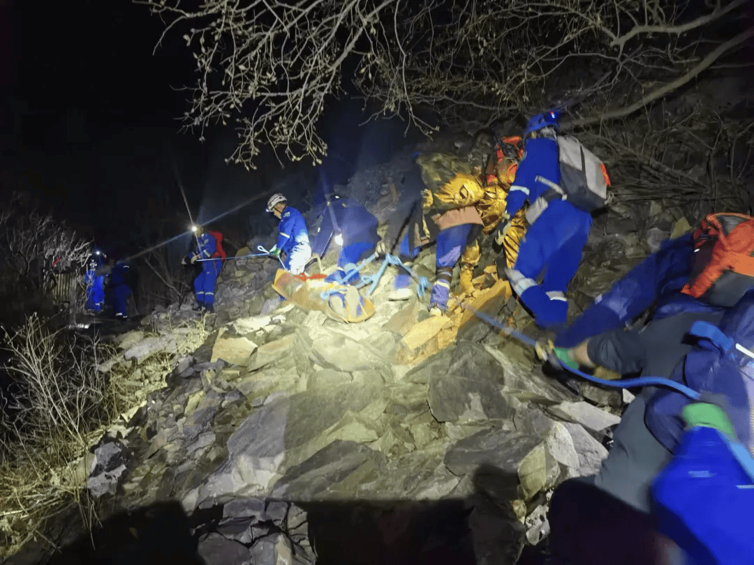 男子帶娃登山突然倒地去世，8歲孩子：以為爸爸只是睡著了……