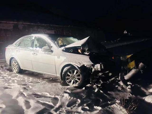 浙江女司機(jī)雪夜被困川西高原，為避免墜崖撞向路邊防護(hù)欄受傷 警方凌晨緊急救援